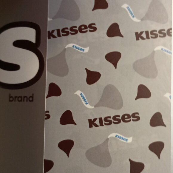 NWT ~ Officially Licensed Hershey’s Kisses Plush Gray Throw Blanket, 50” X 60” - Picture 2 of 11
